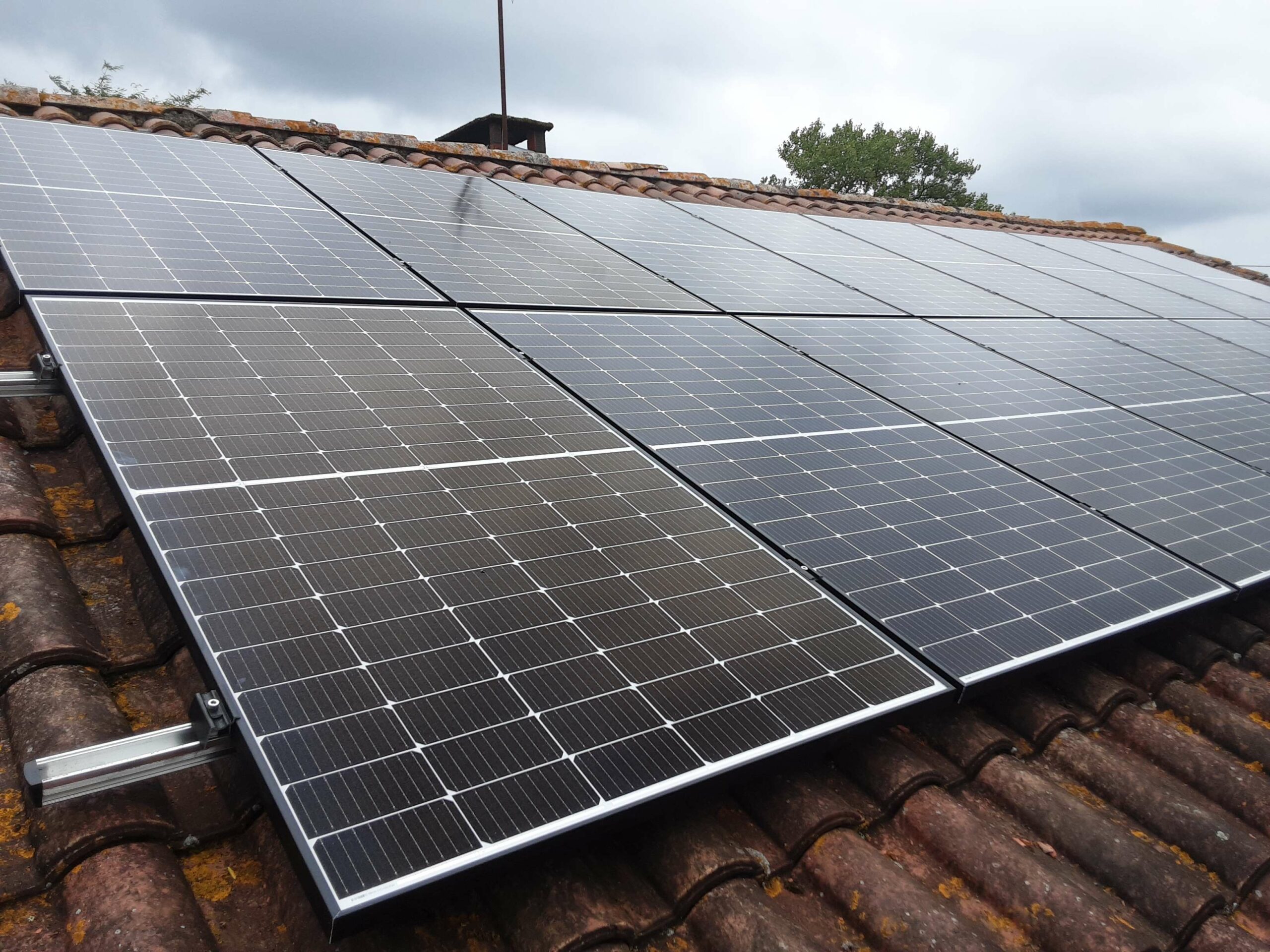 Installation photovoltaïque autoconsommation, pose panneaux solaires Pomarez (40) - Conseil production électricité photovoltaïque, devis panneaux solaires gratuit - Thermonéo, installateur panneaux solaires RGE Landes, Pays Basque