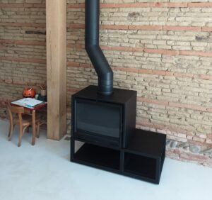 Poêle à bois GODIN en fonte modèle TOBIAS, installer poêle à bois 7KW, poêle à bois avec banc en fonte et espace de stockage range-bois - Thermonéo Energies, concessionnaire GODIN en Haute-Garonne, pose poêle à bois Toulouse, Saint-Gaudens, Carbonne, Gers, Ariège, devis gratuit poêle à bois