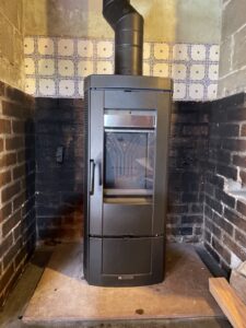 Poêle à bois LA NORDICA EXTRAFLAMME, pose d'un poêle à bois en fonte modèle CANDY 4.0 - Thermonéo Energies, installateur poêle NORDICA Toulouse, Cazères, Saint-Gaudens, Gers, Ariège, devis gratuit poêle à bois 7kW